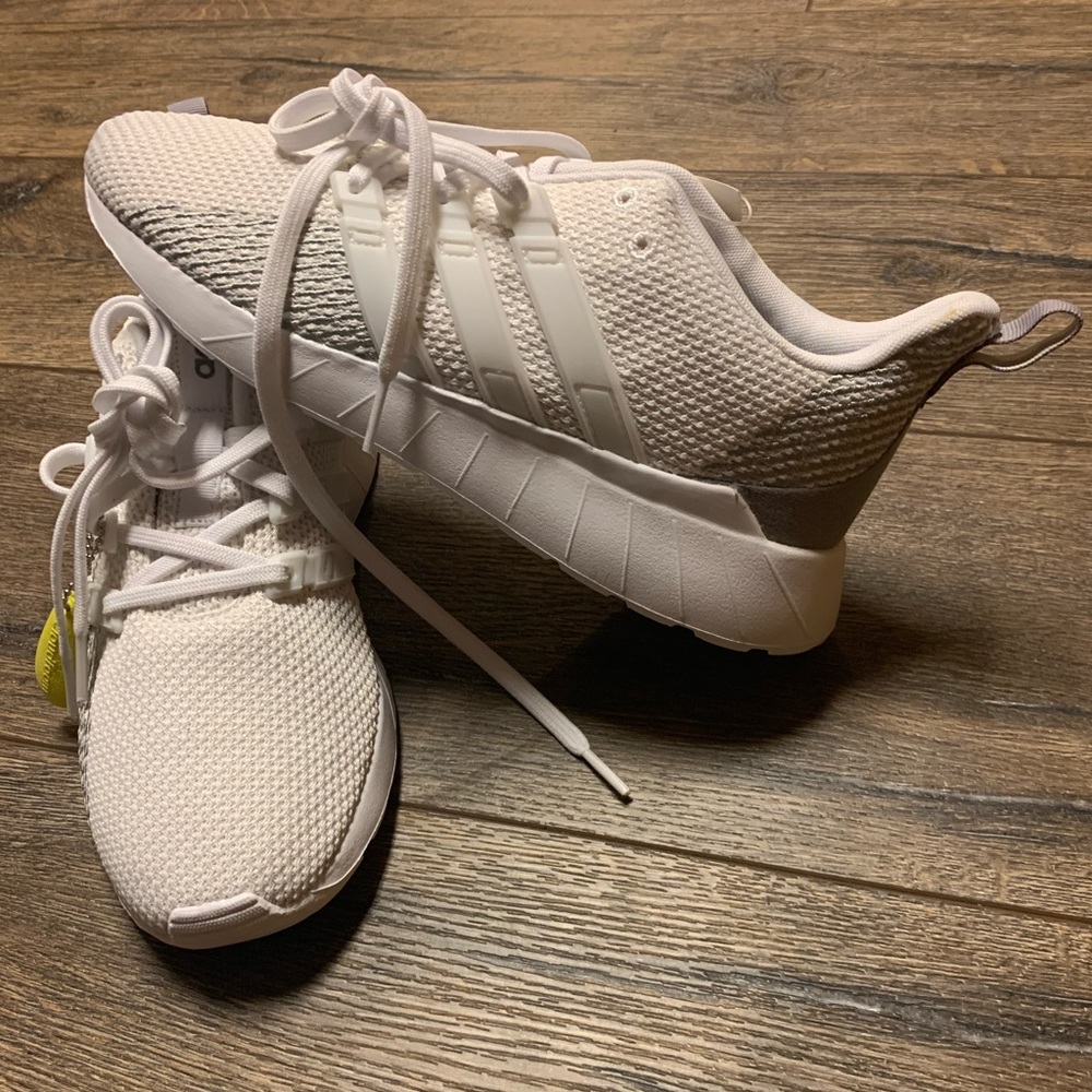 Adidas Questar Flow. 8 1/2.